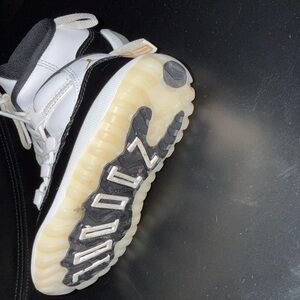 Kids White and Black High-Top Basketball Shoes - Brand Unspecified Jordan